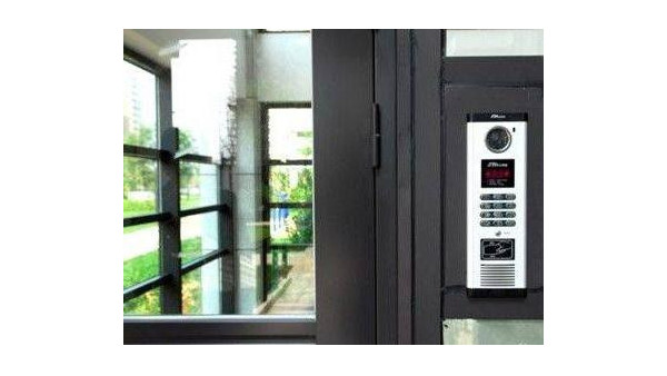 在设计安防门禁系统的供电方式时，如何平衡成本和系统性能？