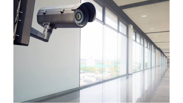 设计爱心驿站的人值守方案时，需要考虑到哪些问题